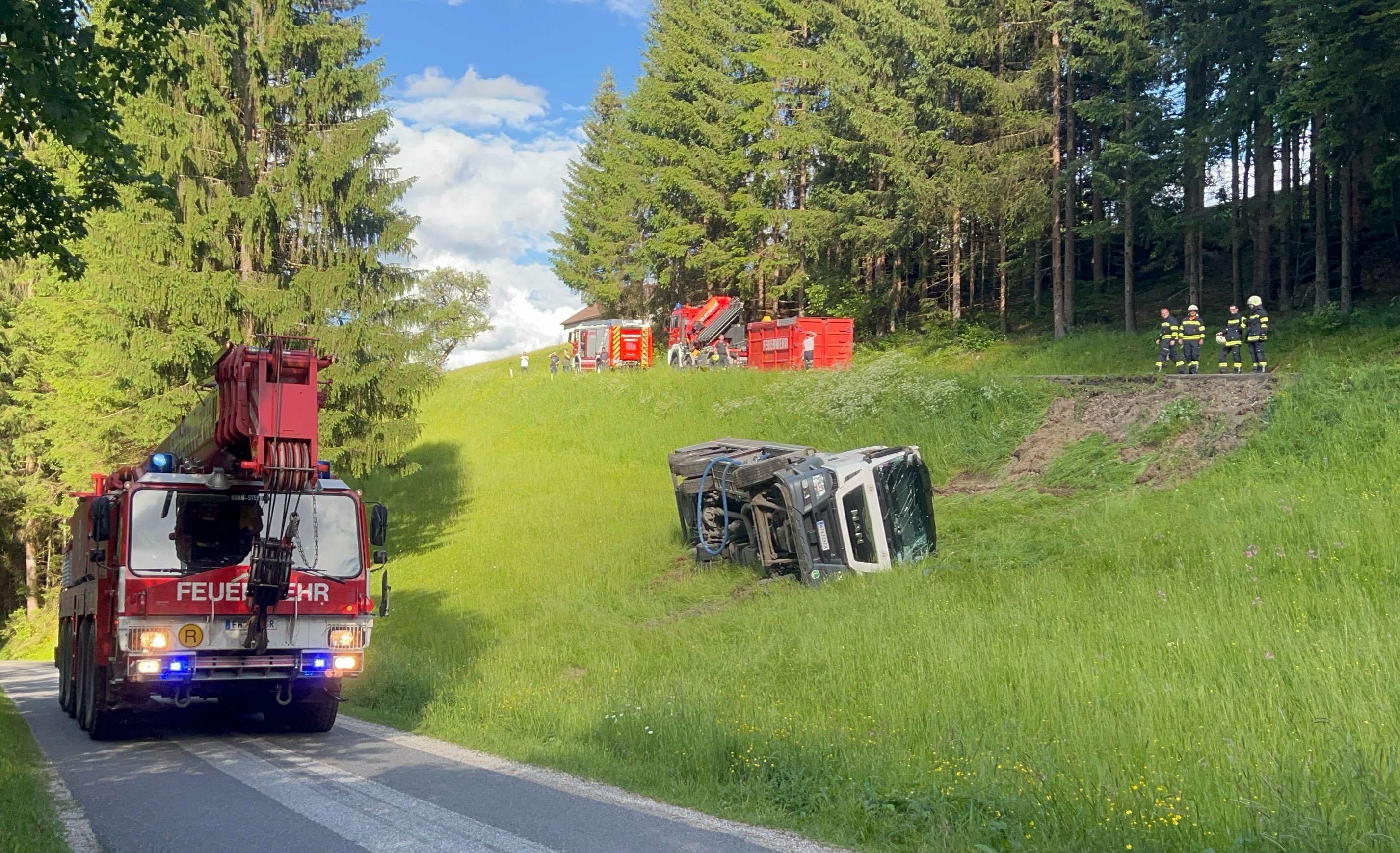 Die Feuerwehr Amstetten rückte zu einem umgekippten  Milchtransporter aus.