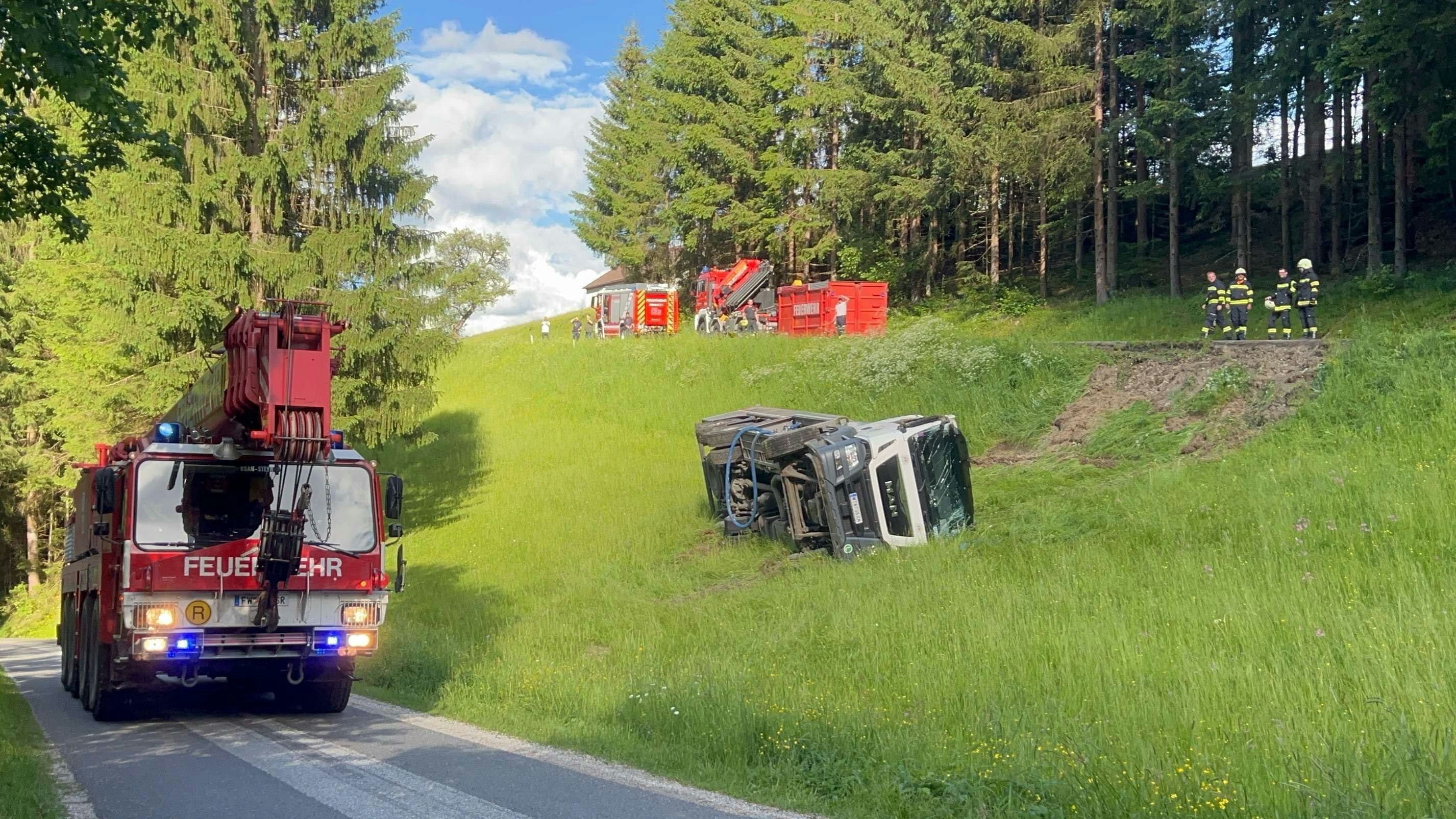 Die Feuerwehr Amstetten rückte zu einem umgekippten  Milchtransporter aus.