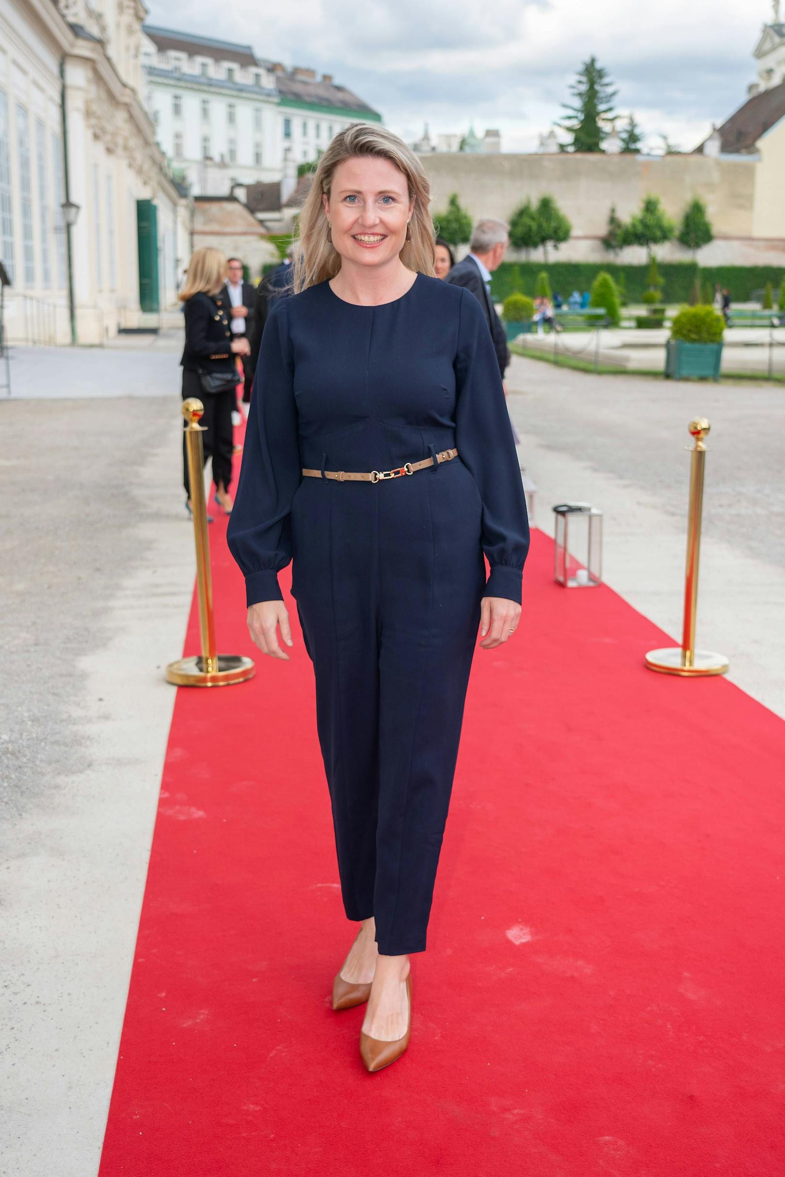 Frauenministerin Susanne Raab auf dem roten Teppich