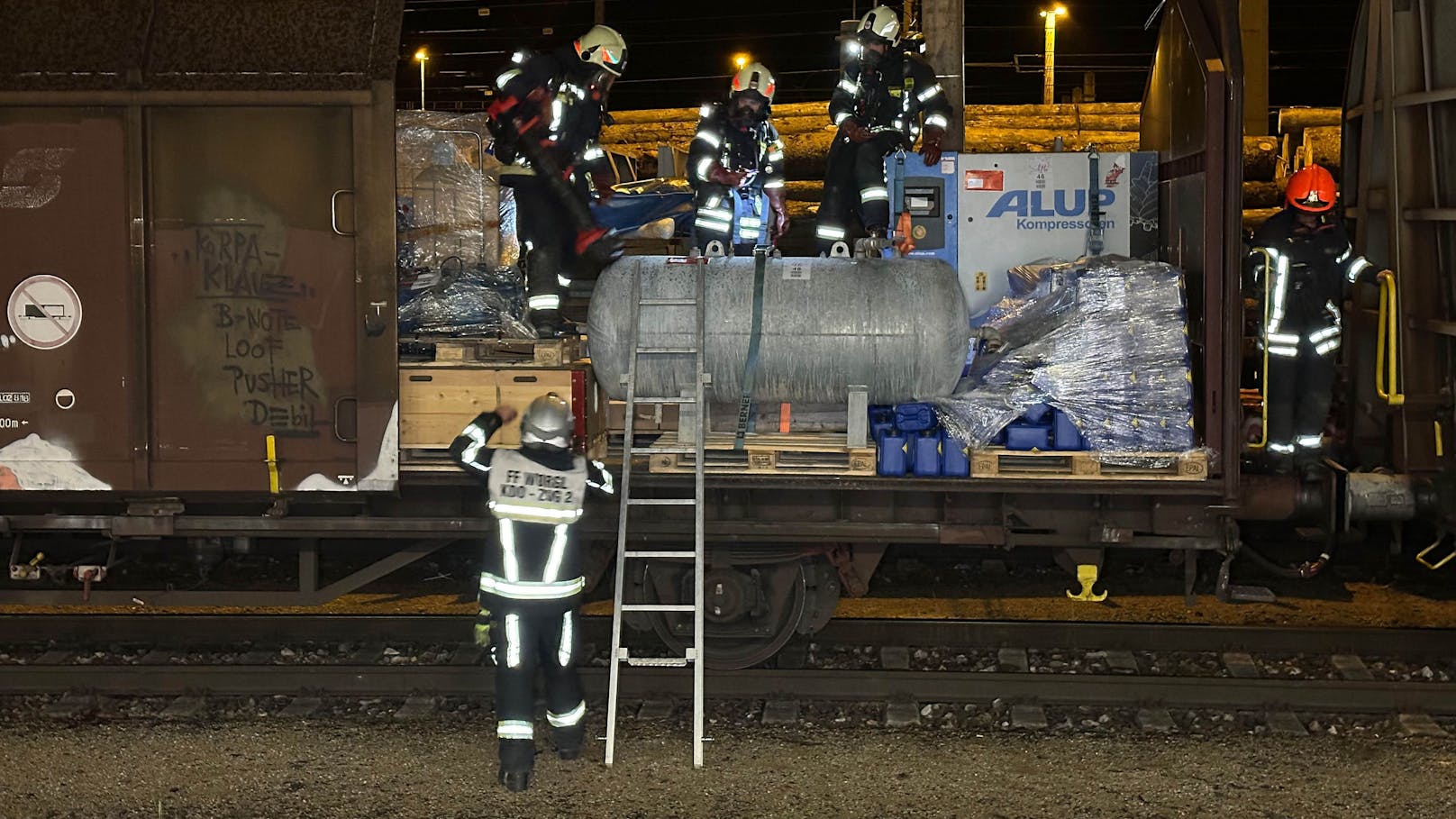 Eine Evakuierung oder großräumige Absperrung des Gefahrenbereichs war nicht notwendig.