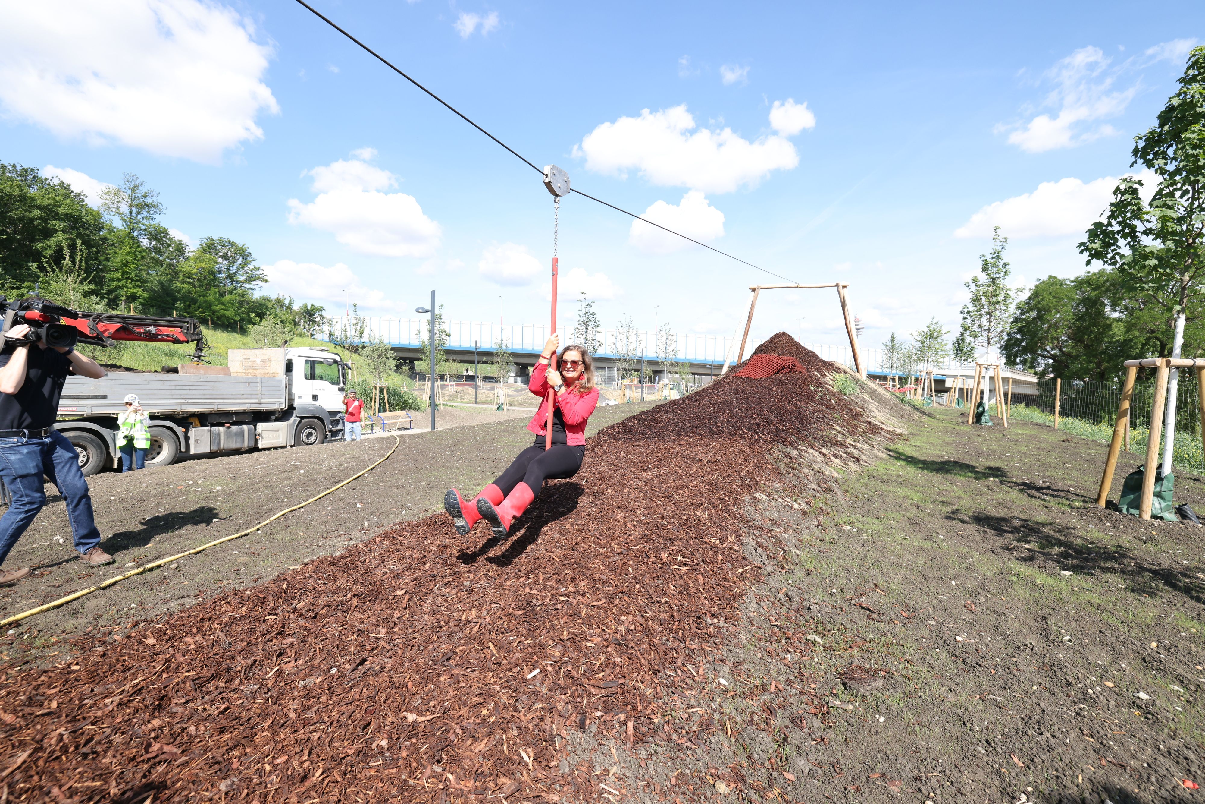 Stadträtin Ulli Sima (SP) hob mit dem Flying Fox im neuen Tangenten-Park ab.