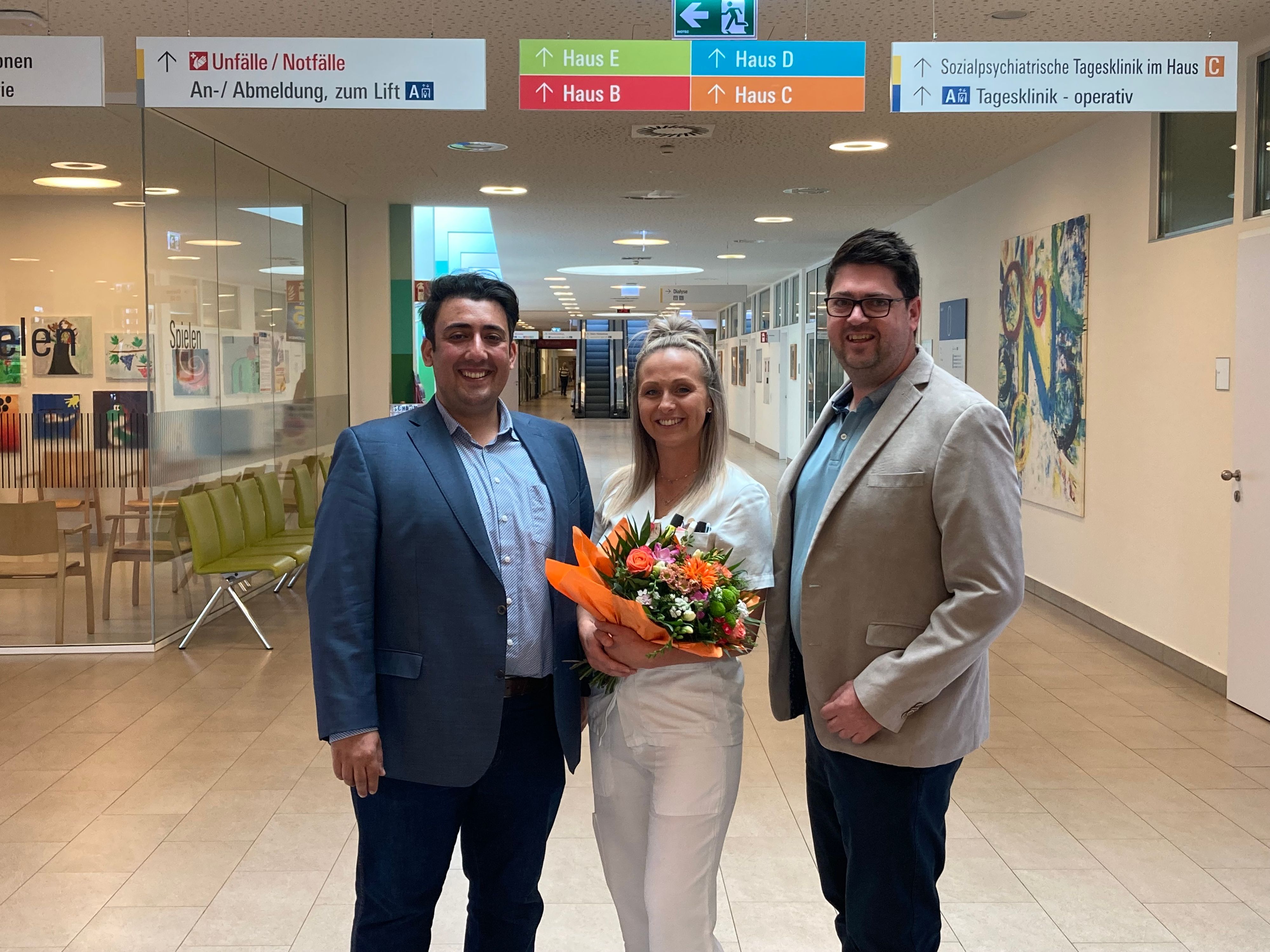 Yücel Tugrul (l.) und Pflegedirektor Christian Pleil (r.) dankten Melanie Krall für ihren beherzten Einsatz.