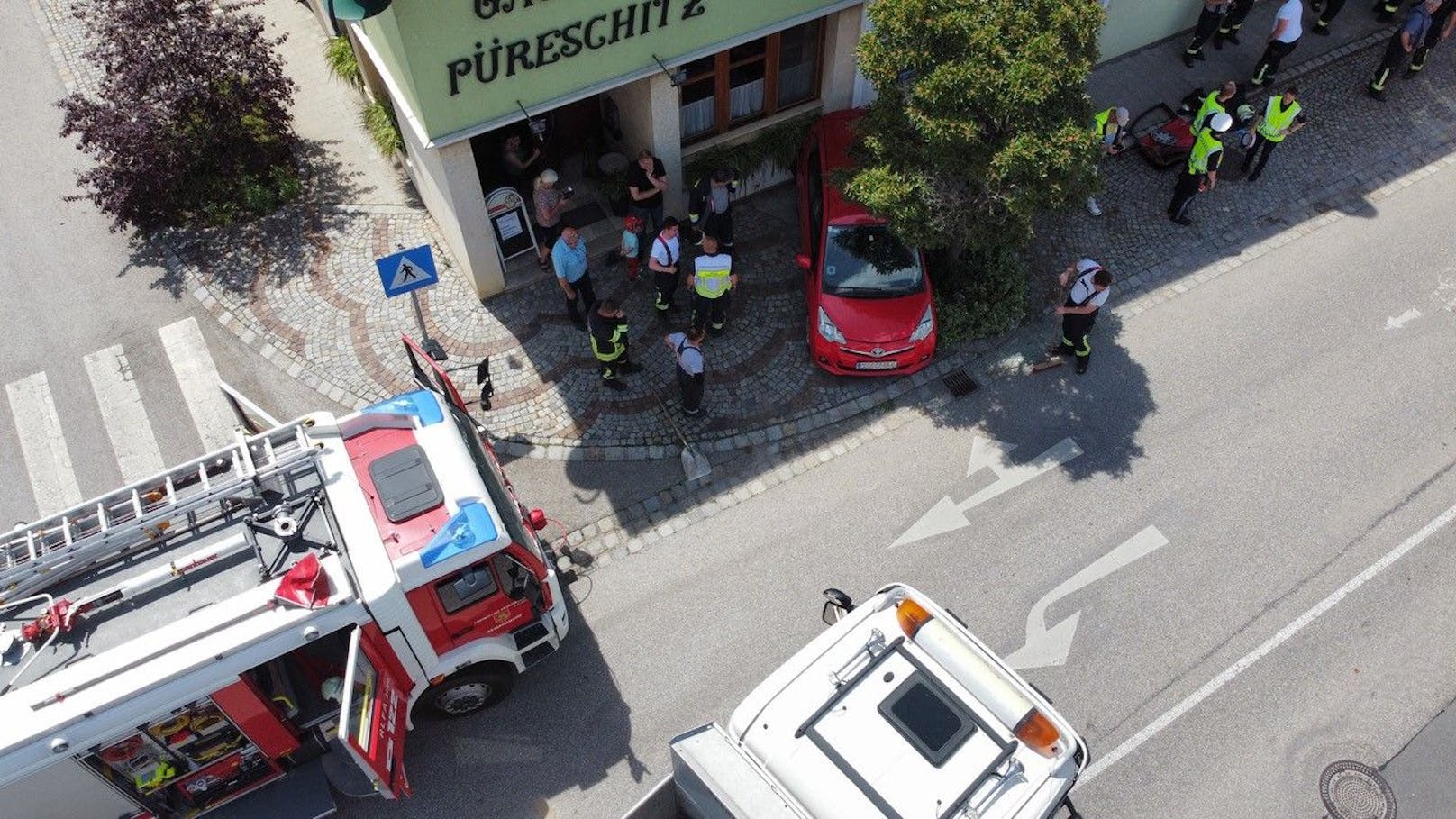 Die beiden Fahrzeuginsassen wurden im Auto eingeklemmt. Der Beifahrer musste mit dem Rettungshubschrauber Martin 5 ins Krankenhaus gebracht werden