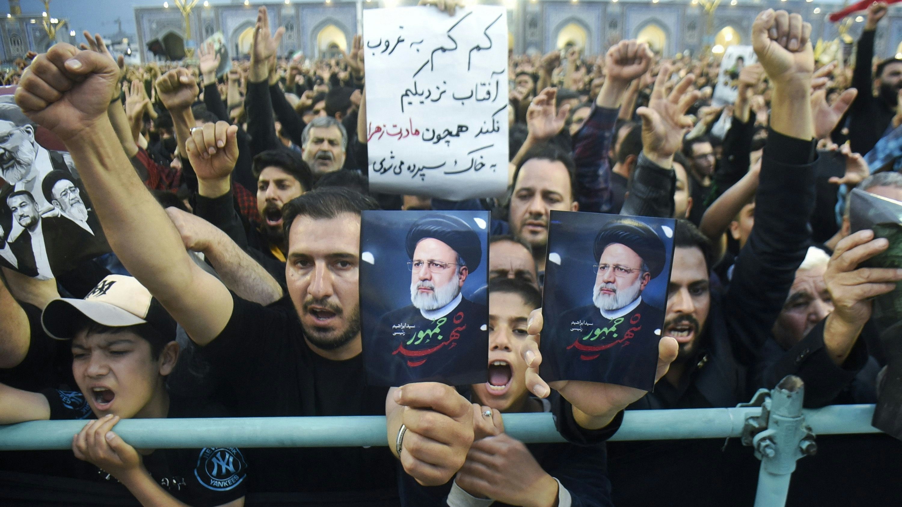 Zehntausende kamen Besetzung von Ebrahim Raisi in seiner Heimatstadt Mashhad 