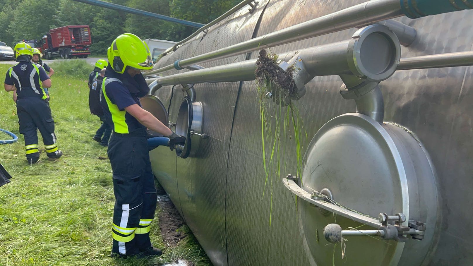 Vor der Bergung wurden noch 10.000 Liter Milch umgepumpt.