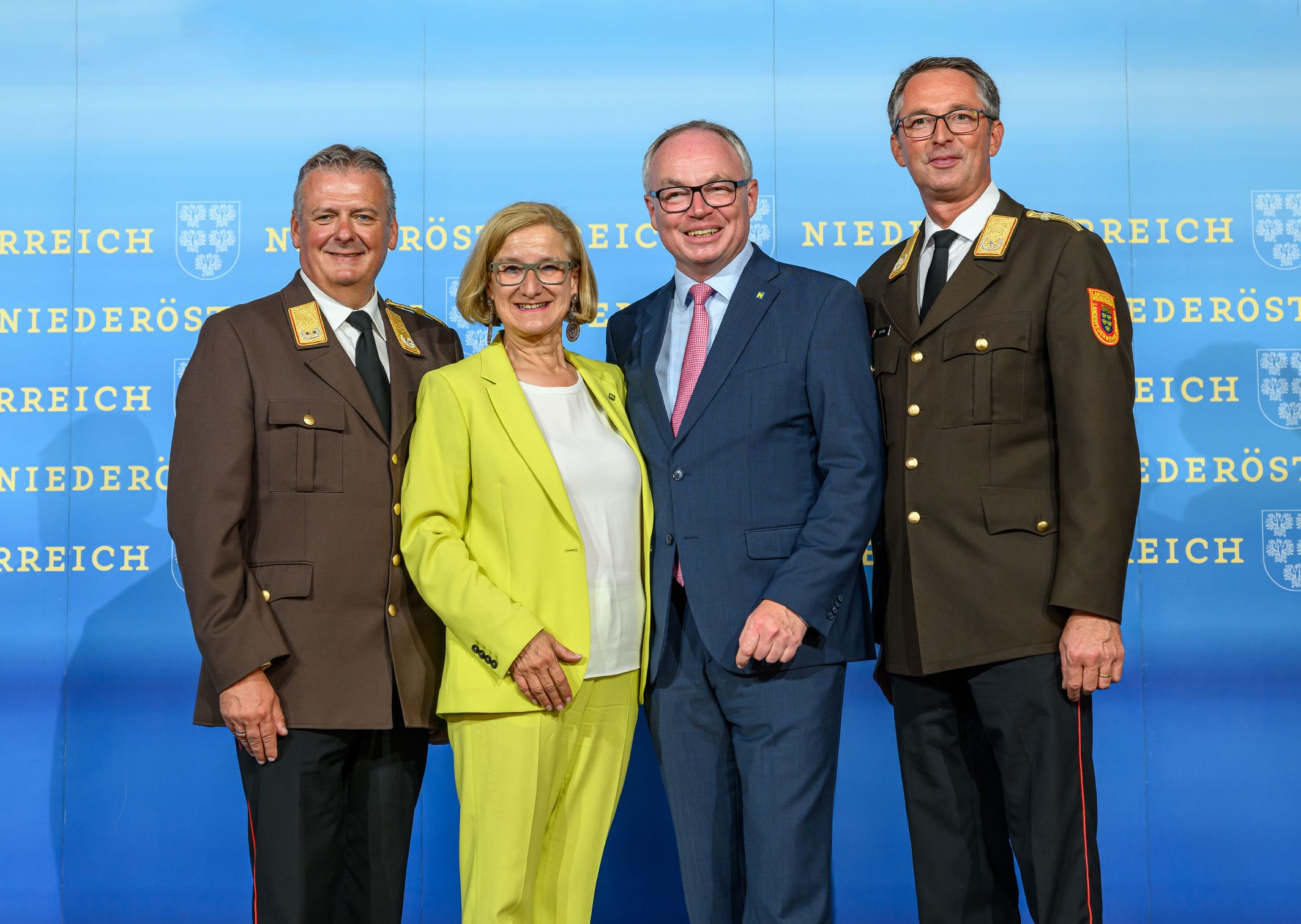 Landesfeuerwehrkommandant Dietmar Fahrafellner, Landeshauptfrau Johanna Mikl-Leitner, LH-Stellvertreter Stephan Pernkopf und stv. Landesfeuerwehrkommandant Martin Boyer bei der Verleihung der Jubiläumsurkunden an über 150 Freiwillige Feuerwehren.