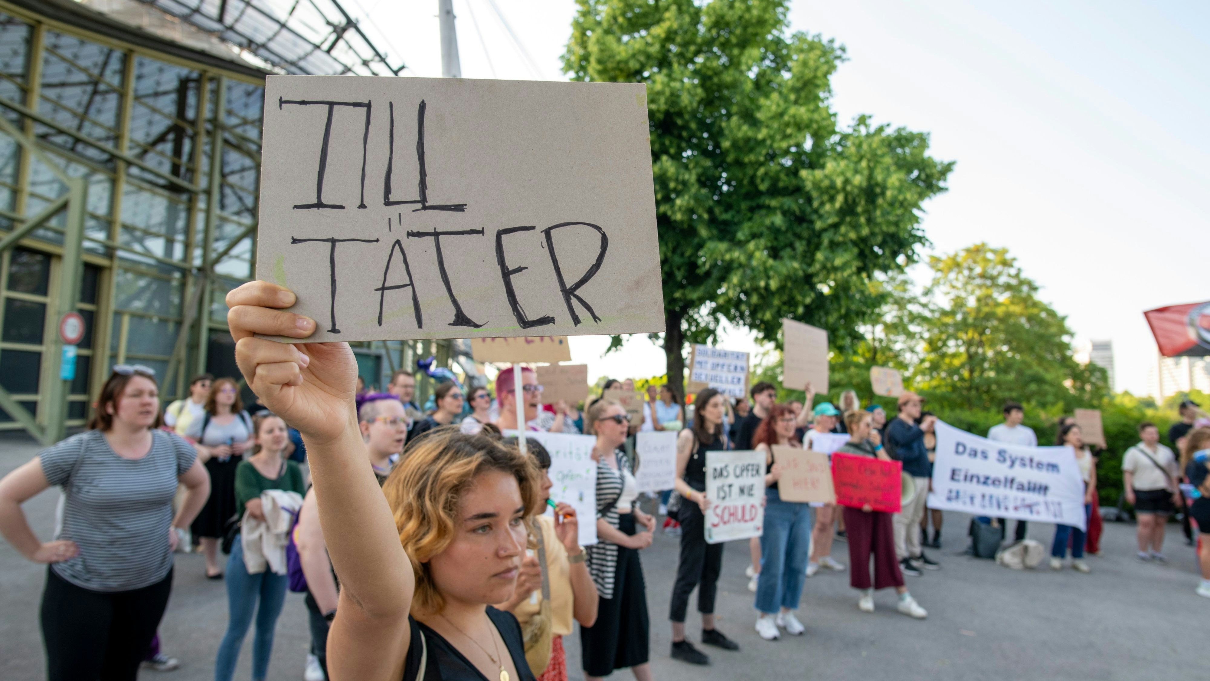 Proteste gegen die Band Rammstein vor dem Olympiastadion in München im Juni 2023. Nur Tage zuvor waren schwerwiegende Vorwürfe gegen den Leadsänger der Gruppe bekannt geworden