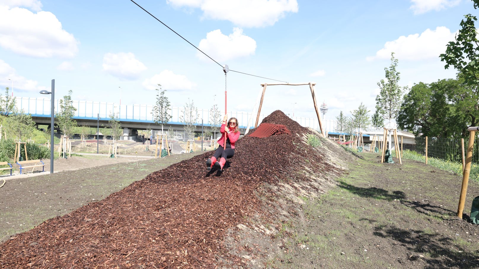 Stadträtin Ulli Sima testet den neuen Flying Fox.