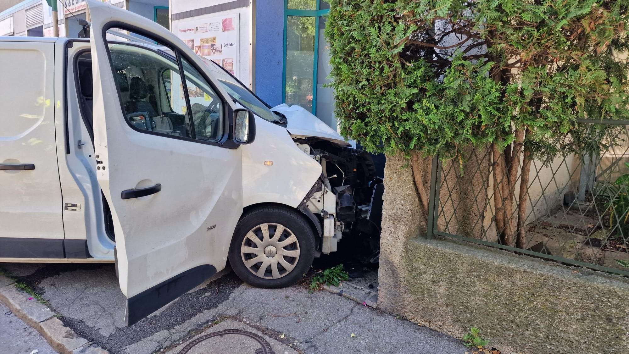 Das Auto kam von der Fahrbahn ab und krachte in eine Hausmauer