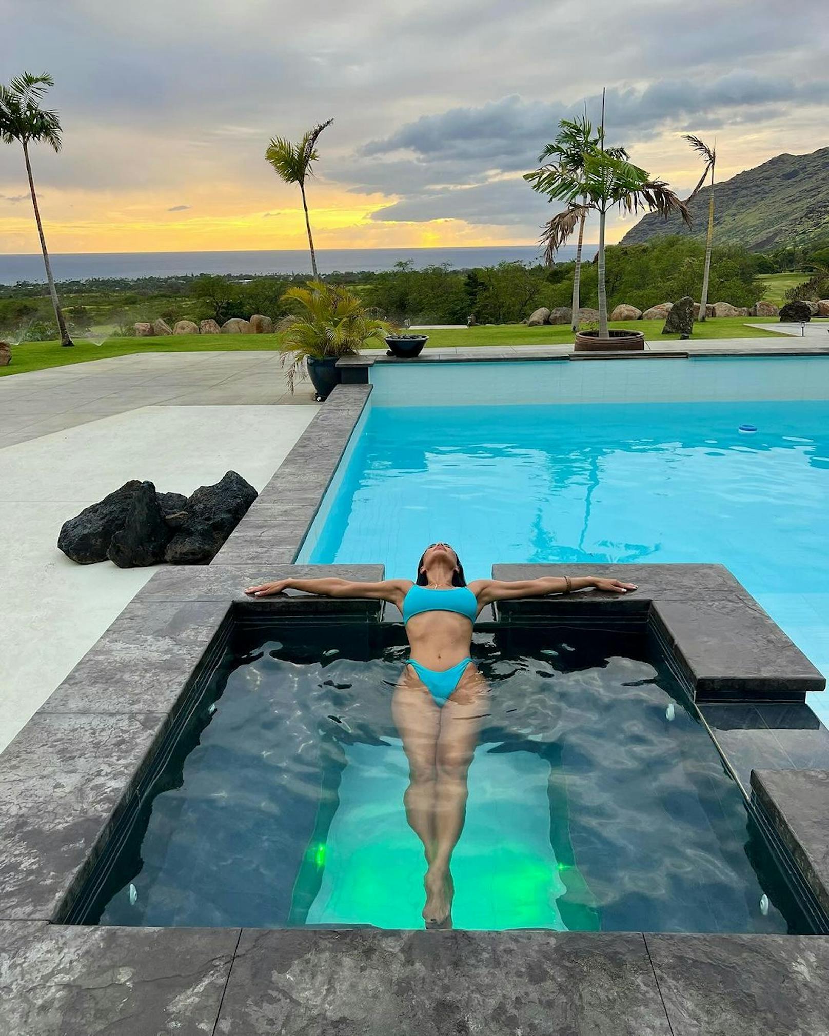 Nicole Scherzinger lässt es sich in ihrer Heimat Hawaii gut gehen und zeigt dabei ihre durchtrainierte Figur. Die heißen Schnappschüsse sind definitiv ein Blickfang!