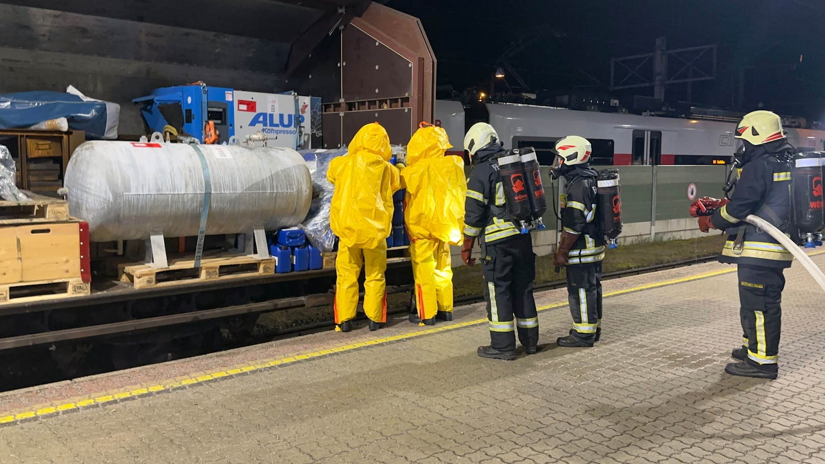 Im Einsatz standen: FF Wörgl mit 8 Fahrzeugen und ca 40 Mann, die Betriebsfeuerwehr Sandoz Kundl mit 4 Fahrzeugen und ca 15 Mann, sowie 2 Polizeistreifen der PI Wörgl