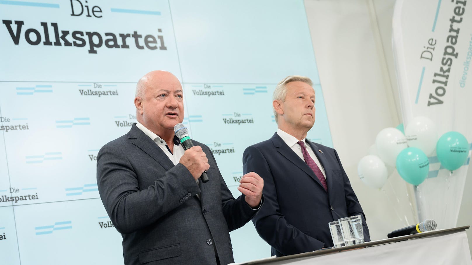 ÖVP-Generalsekretär Christian Stocker und mit EU-Spitzenkandidat Reinhold Lopatka bei einer Pressekonferenz am 21. Mai 2024.