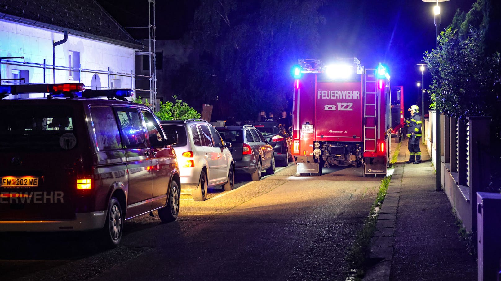 Eine optische Täuschung hat am späten Donnerstagabend für einen größeren Einsatz von Feuerwehr, Rettung und Polizei in Wels-Neustadt gesorgt.