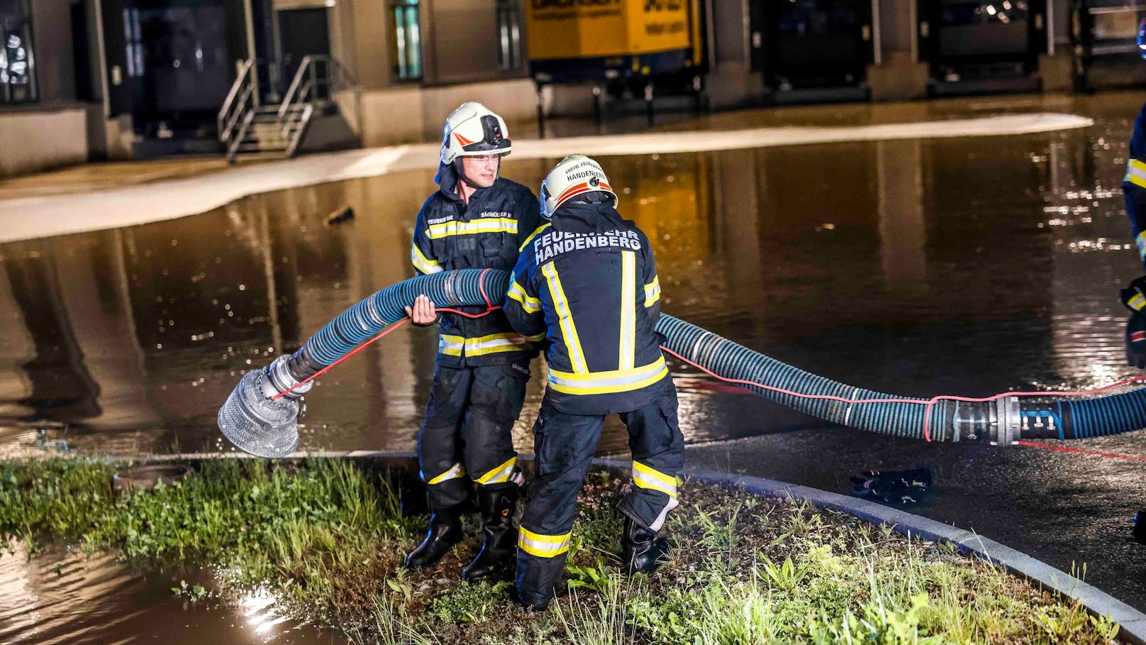 Kräftige Regenschauer haben Donnerstagabend und in der Nacht auf Freitag für gleich mehrere Einsätze in Oberösterreich gesorgt.