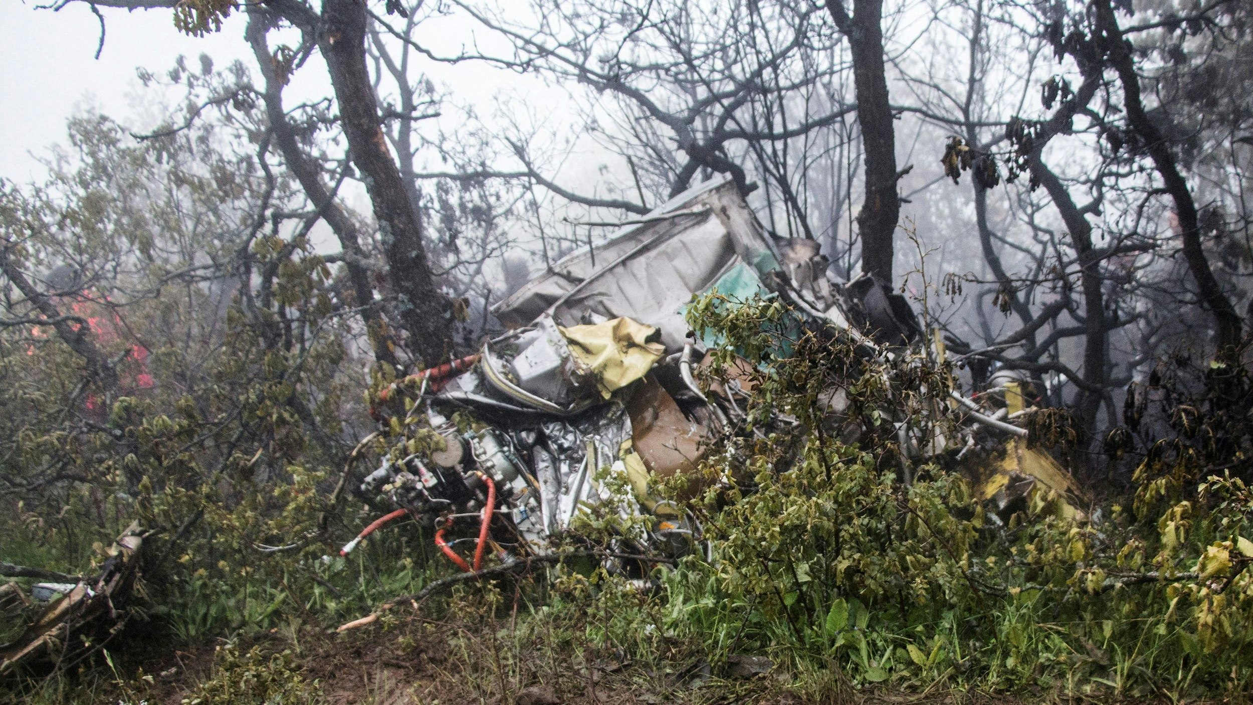 Das Wrack des Hubschraubers des iranischen Präsidenten Ebrahim Raisi an der Absturzstelle auf einem Berg in der Region Varzaghan.