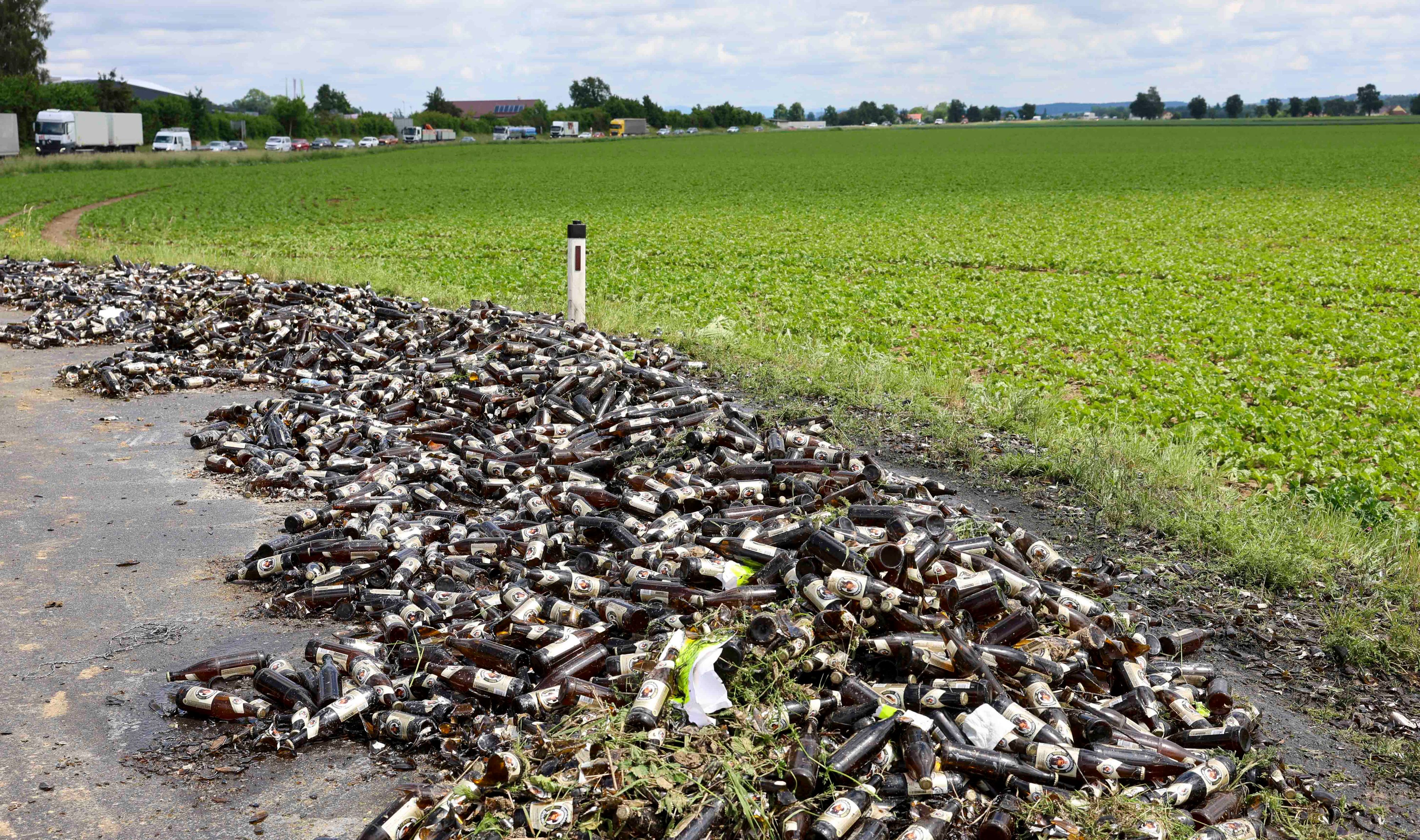 Ein Lkw verlor in Geinberg (Bez. Ried im Innkreis) Unmengen an Flaschen Weißbier.