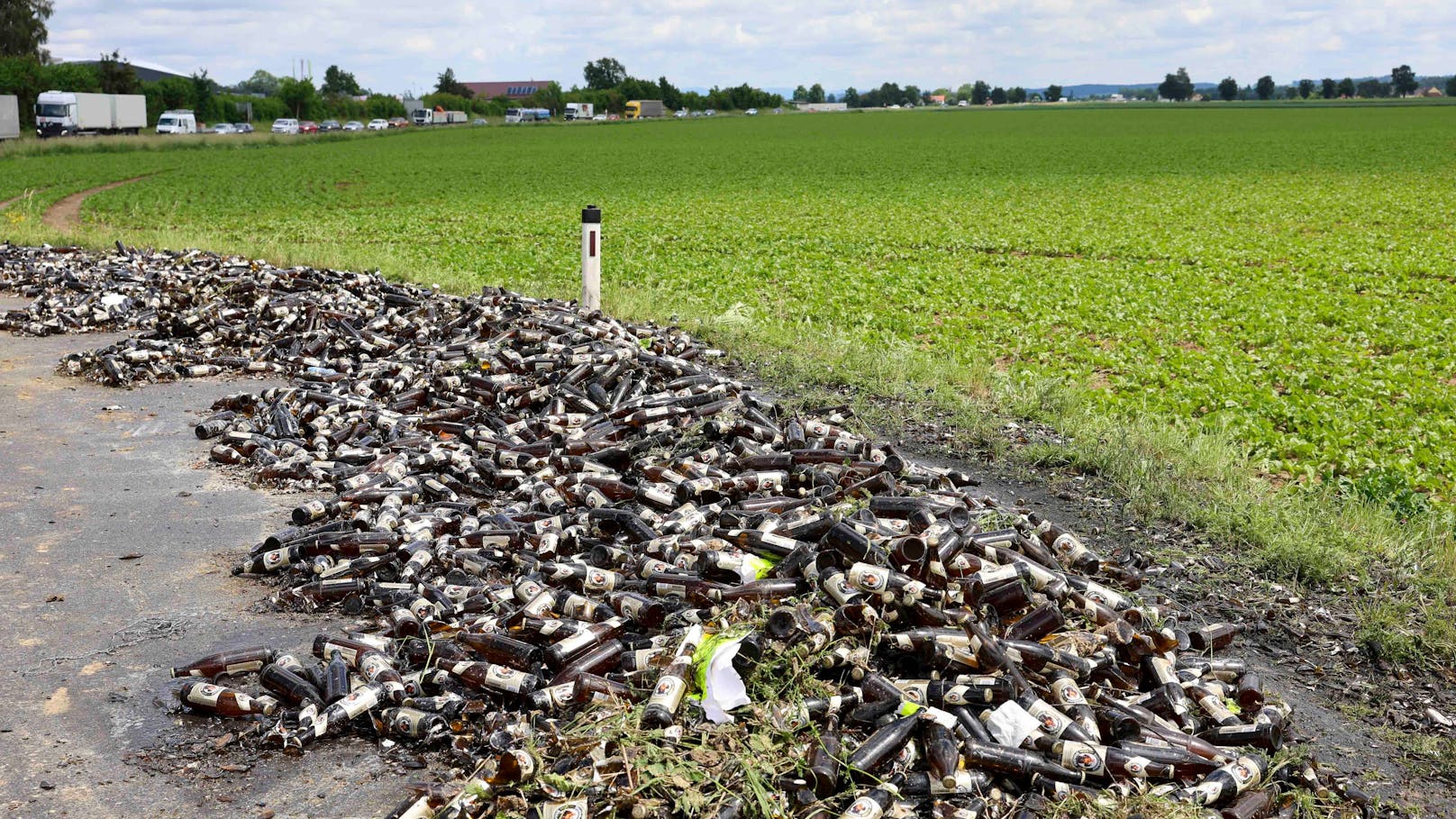 Hunderte Flaschen Weißbier liegen im Kreisverkehr