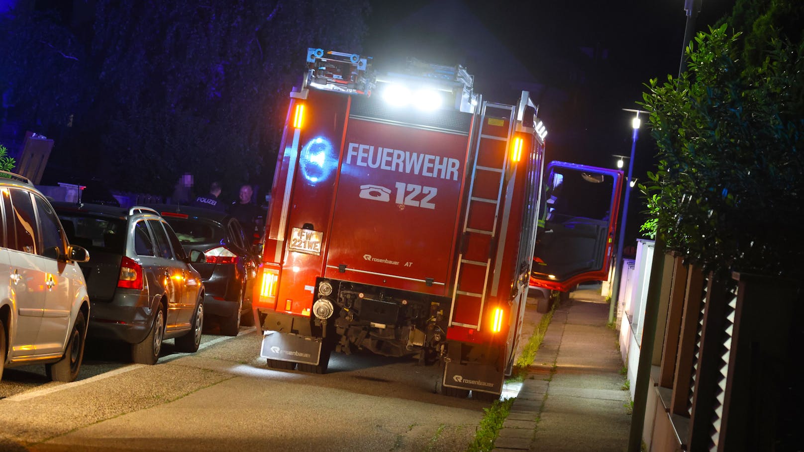 Eine optische Täuschung hat am späten Donnerstagabend für einen größeren Einsatz von Feuerwehr, Rettung und Polizei in Wels-Neustadt gesorgt.