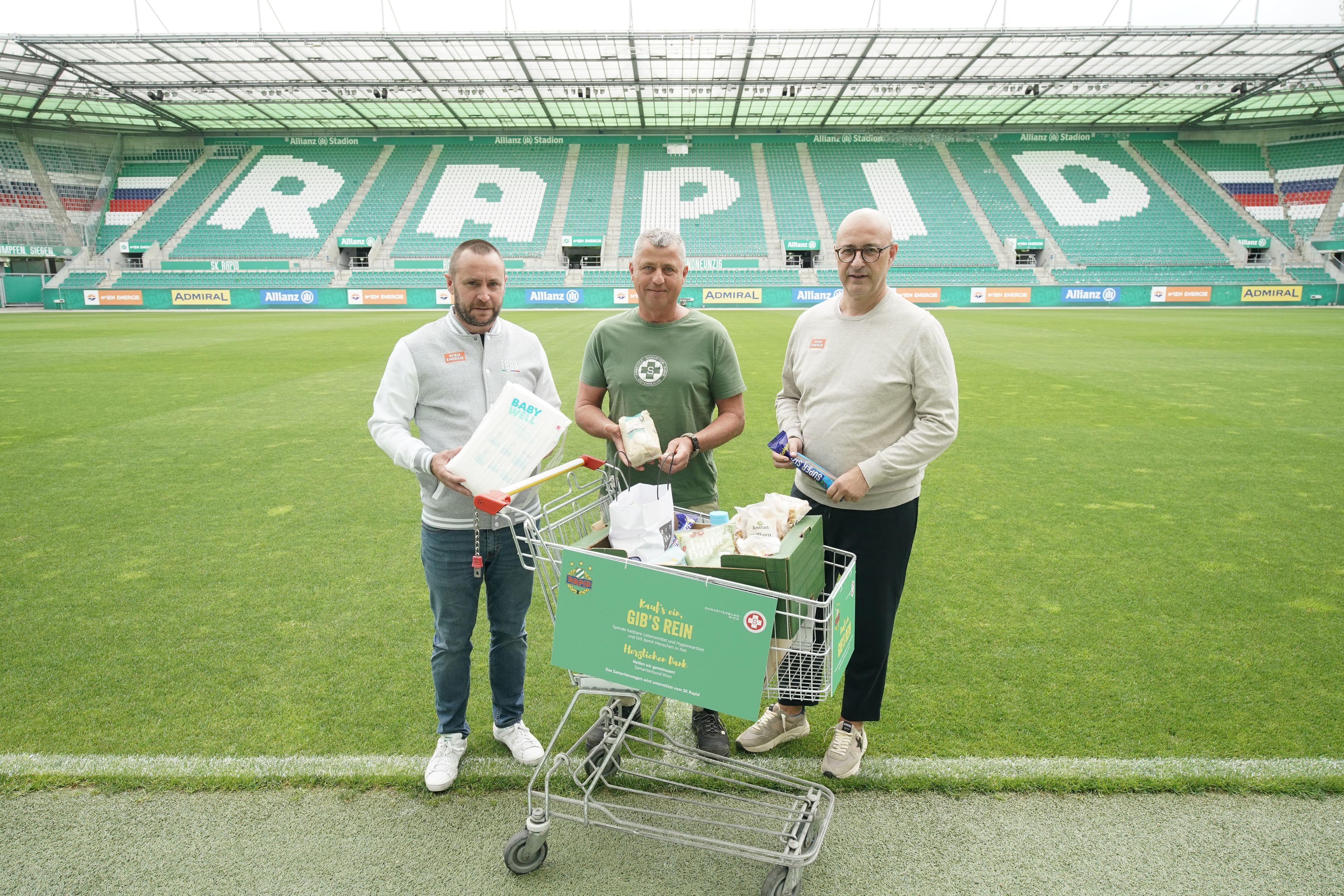 SK Rapid-Geschäftsführer Steffen Hofmann, Sozialmarkt Projektleiter Georg Jelenko und Wirtschafts-Geschäftsführer des SK Rapid, Marcus Knipping (v.l.) freuten sich dank den Rapid-Fans über ein gut gefülltes Samariterwagerl.