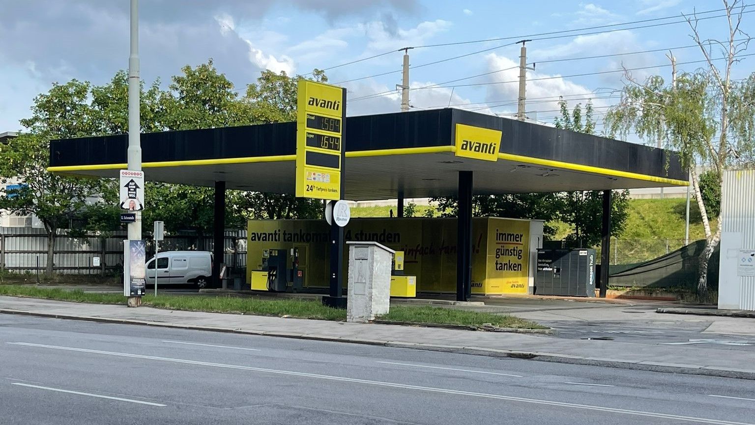 Ein gutmütiger Wiener wurde an dieser Tankstelle an der Eichenstraße fies reingelegt.