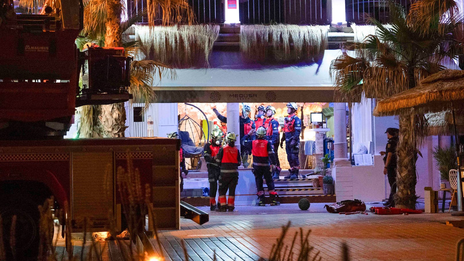 Mindestens vier Menschen haben auf der berühmten Playa de Palma Donnerstagnacht ihre Leben verloren. Ein Club war plötzlich eingestürzt.