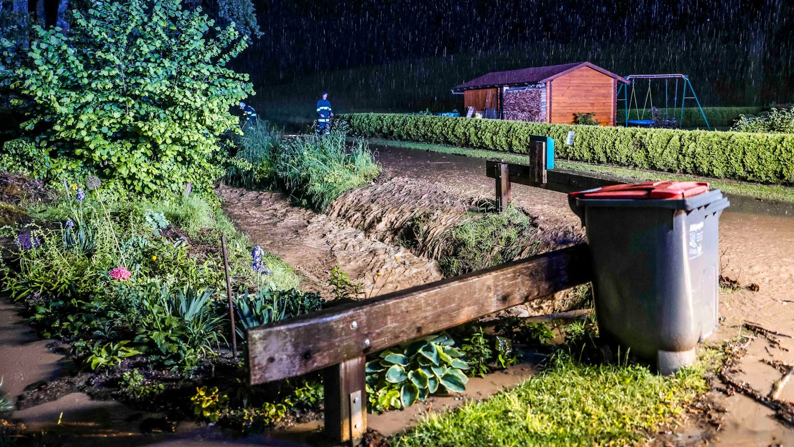 Kräftige Regenschauer haben Donnerstagabend und in der Nacht auf Freitag für gleich mehrere Einsätze in Oberösterreich gesorgt.