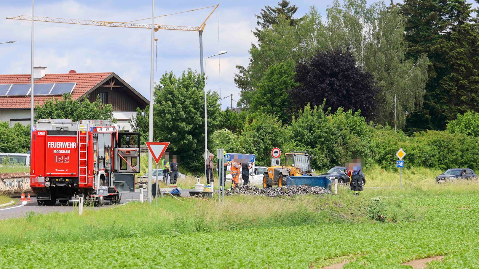 Auch die Feuerwehr war im Einsatz, es wurden keine Verletzten gemeldet.