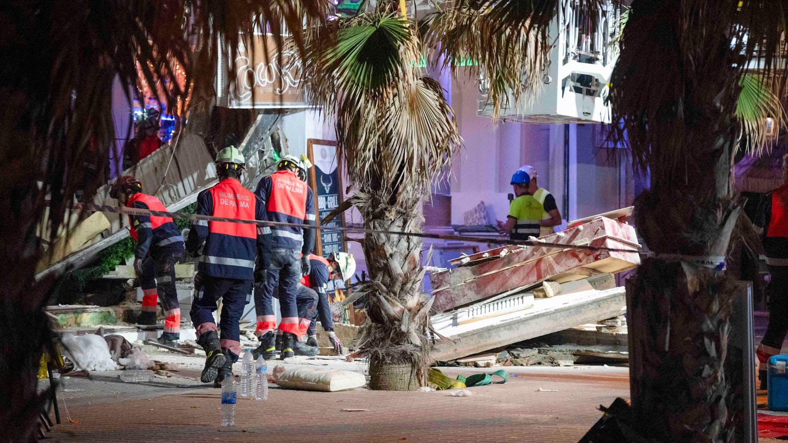 Mindestens vier Menschen haben auf der berühmten Playa de Palma Donnerstagnacht ihre Leben verloren. Ein Club war plötzlich eingestürzt.