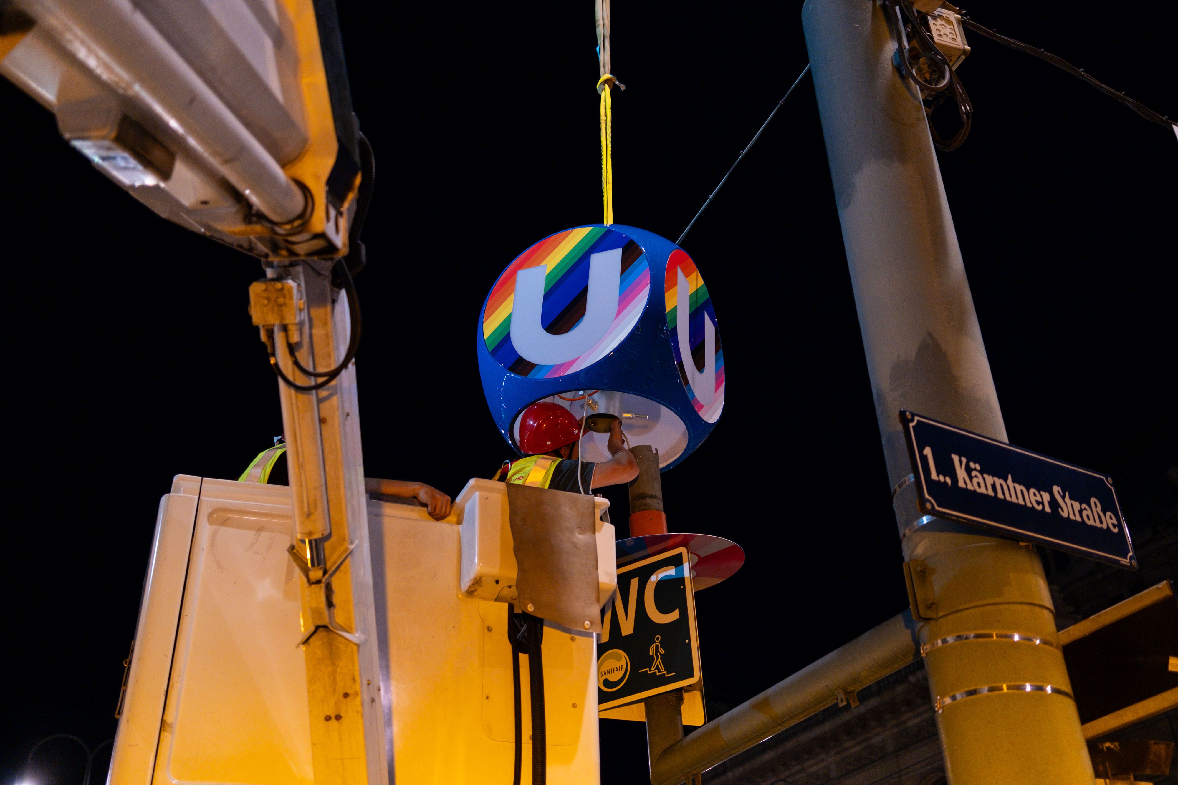 Bei der Wiener Oper weist nun ein Würfel im Pride-Design den Weg zur U-Bahn.