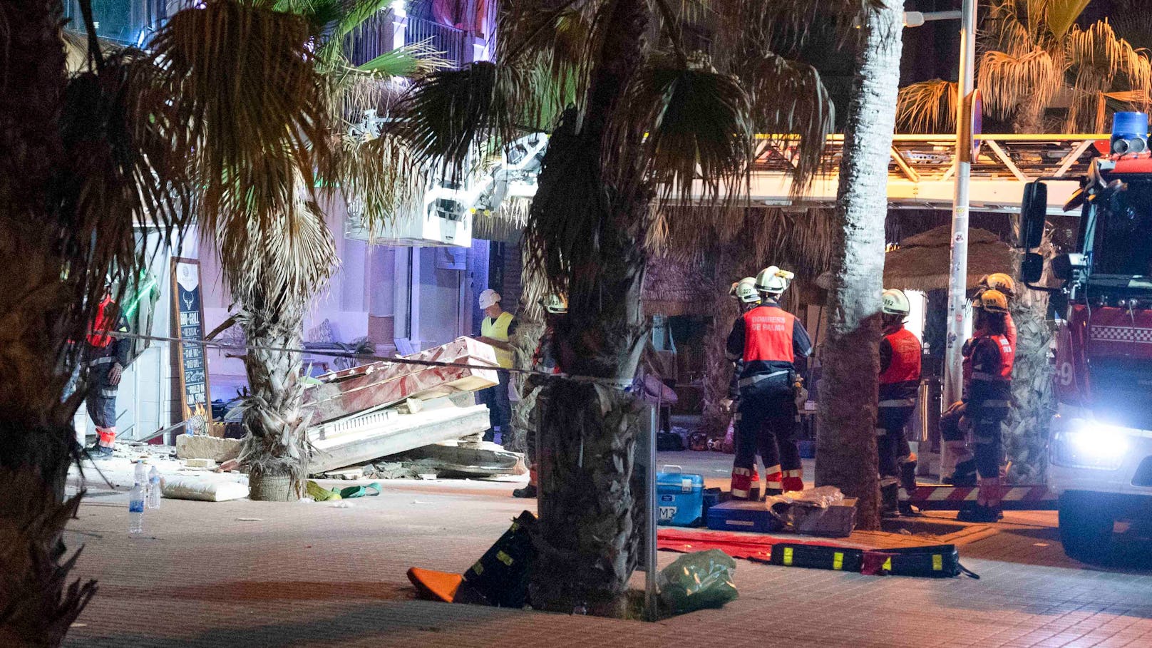 Mindestens vier Menschen haben auf der berühmten Playa de Palma Donnerstagnacht ihre Leben verloren. Ein Club war plötzlich eingestürzt.