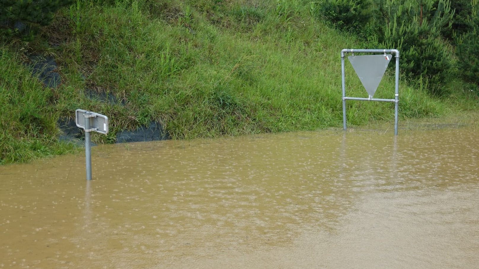 Aufgrund der Niederschlagsintensität floss das Wasser direkt ...