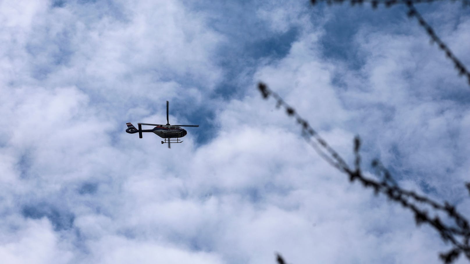 Ein Polizeihubschrauber ist im Einsatz, sucht den flüchtigen Mann.