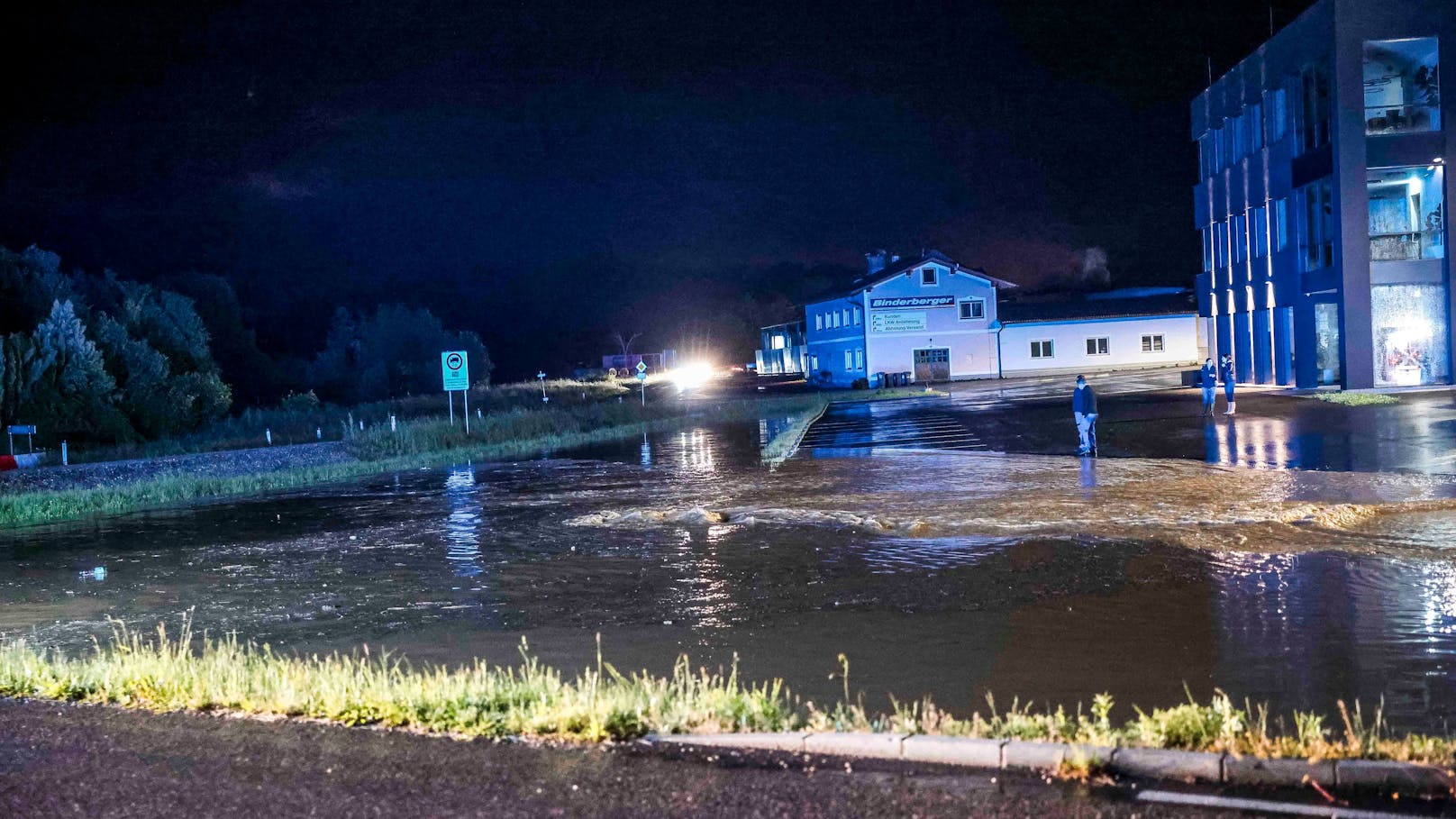 Kräftige Regenschauer haben Donnerstagabend und in der Nacht auf Freitag für gleich mehrere Einsätze in Oberösterreich gesorgt.