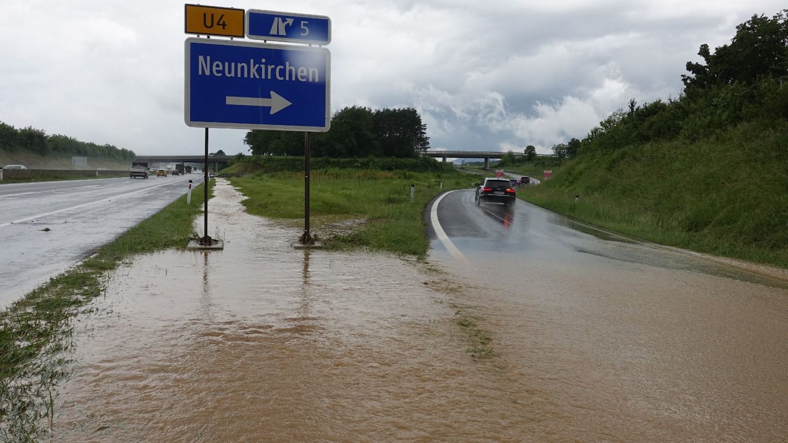 Sinnflutartiger Regen und Hagel führten zu einem Großeinsatz der Feuerwehren in der Region.