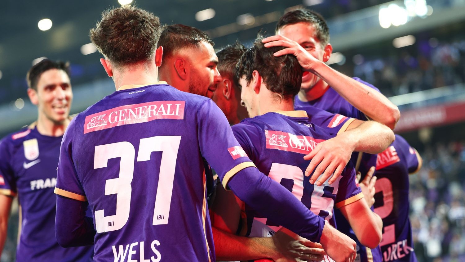 Die Austria bejubelt den Heimsieg gegen Hartberg. 