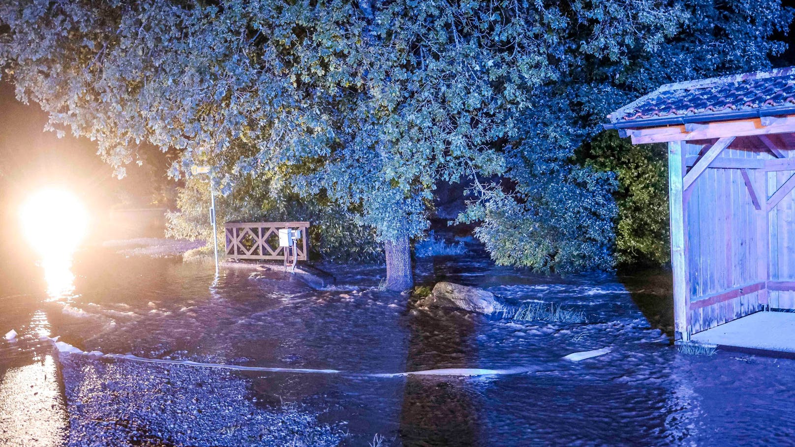 Kräftige Regenschauer haben Donnerstagabend und in der Nacht auf Freitag für gleich mehrere Einsätze in Oberösterreich gesorgt.