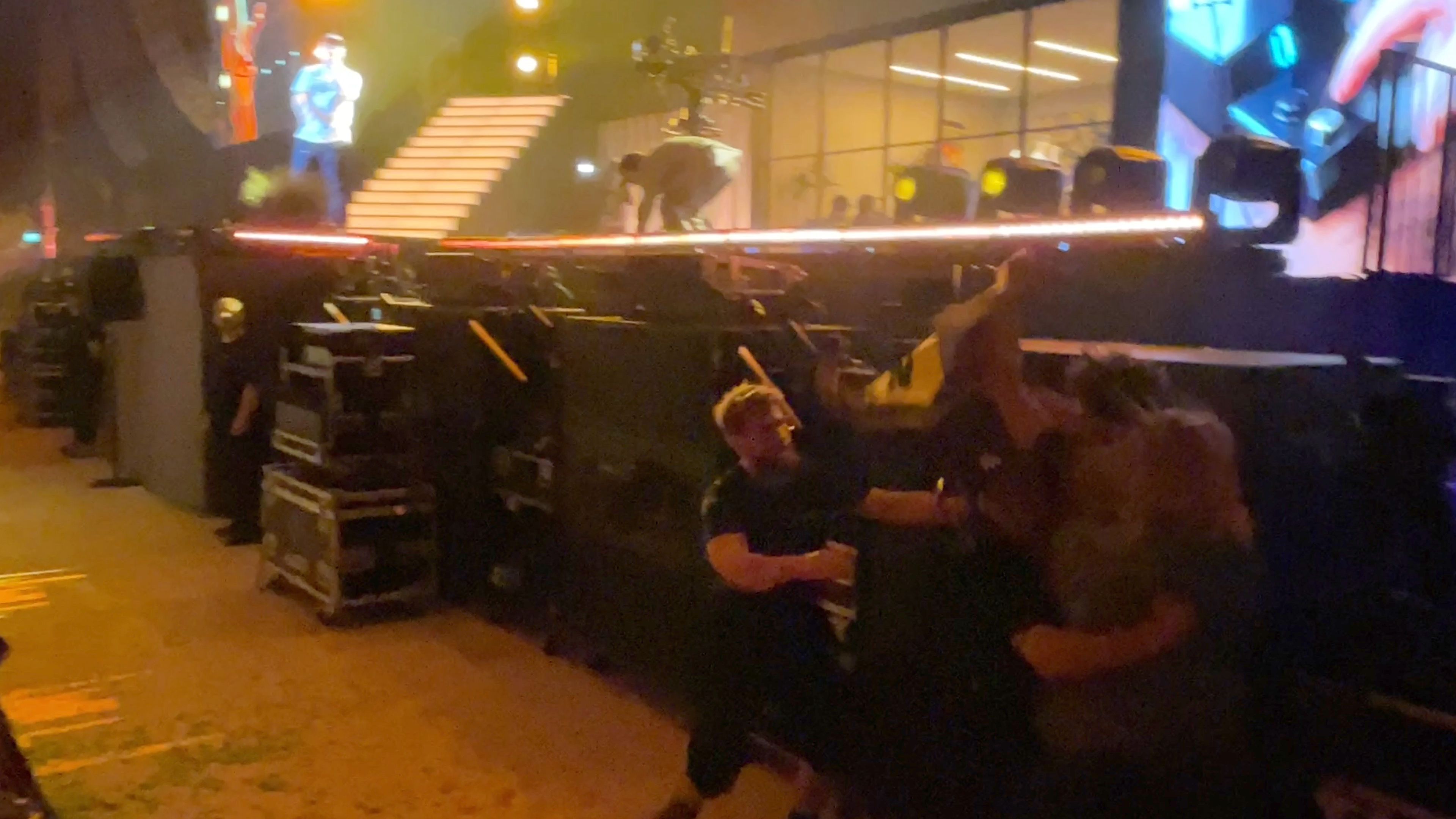 Drei Aktivisten überwanden die Absperrung, wurden aber von Sicherheitskräften gestoppt.