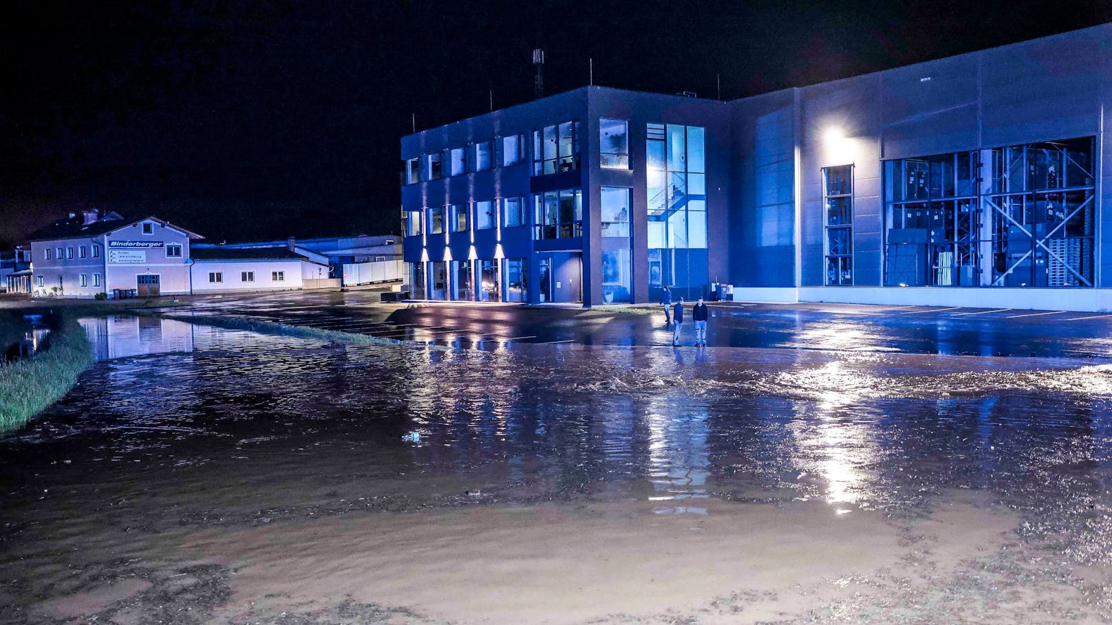 Kräftige Regenschauer haben Donnerstagabend und in der Nacht auf Freitag für gleich mehrere Einsätze in Oberösterreich gesorgt.