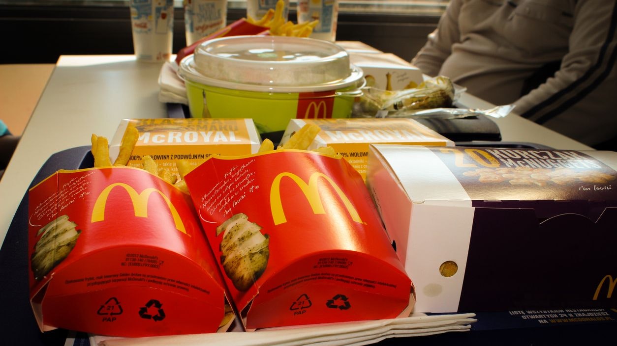 Neben Pommes, Burger und Cola haben sich Gäste der Filiale auch eine Virus-Infektion geholt. (Symbolbild)