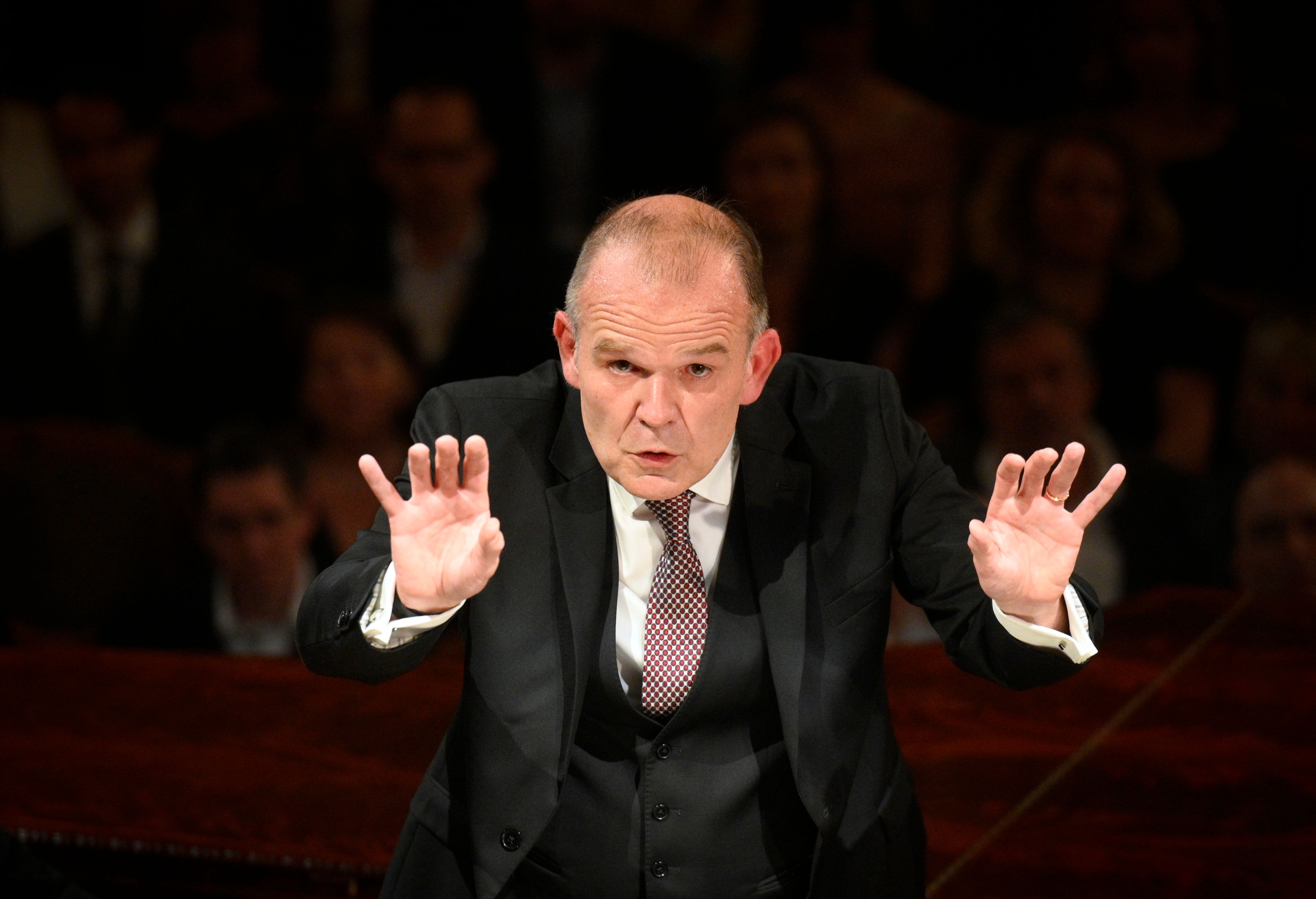 Der französische Dirigent François-Xavier Roth dirigiert das Kölner Gürzenich-Orchester.