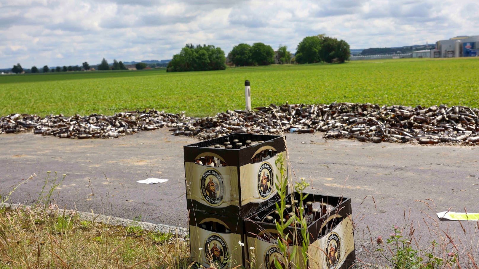 Unmengen Bierkisten und -flaschen standen und lagen plötzlich in einem Kreisverkehr in Geinberg (Bez. Ried im Innkreis) verstreut.