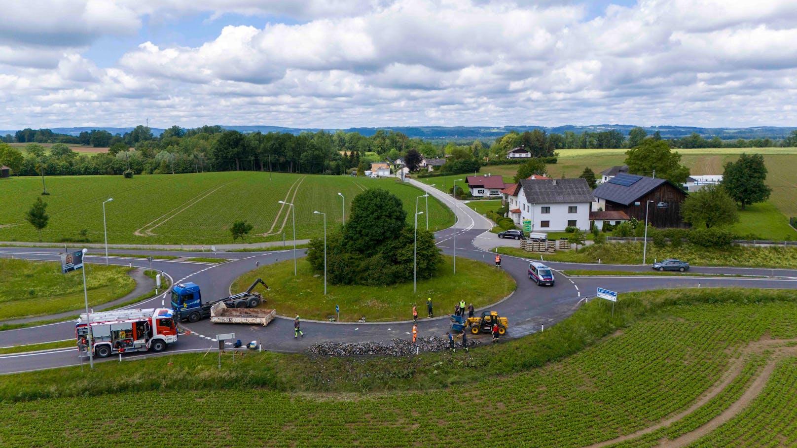 Als die alarmierten Feuerwehrler Freitagvormittag beim Kreisverkehr in Geinberg (Bez. Ried im Innkreis) eintrafen, konnten sie nicht glauben, was sie sahen.