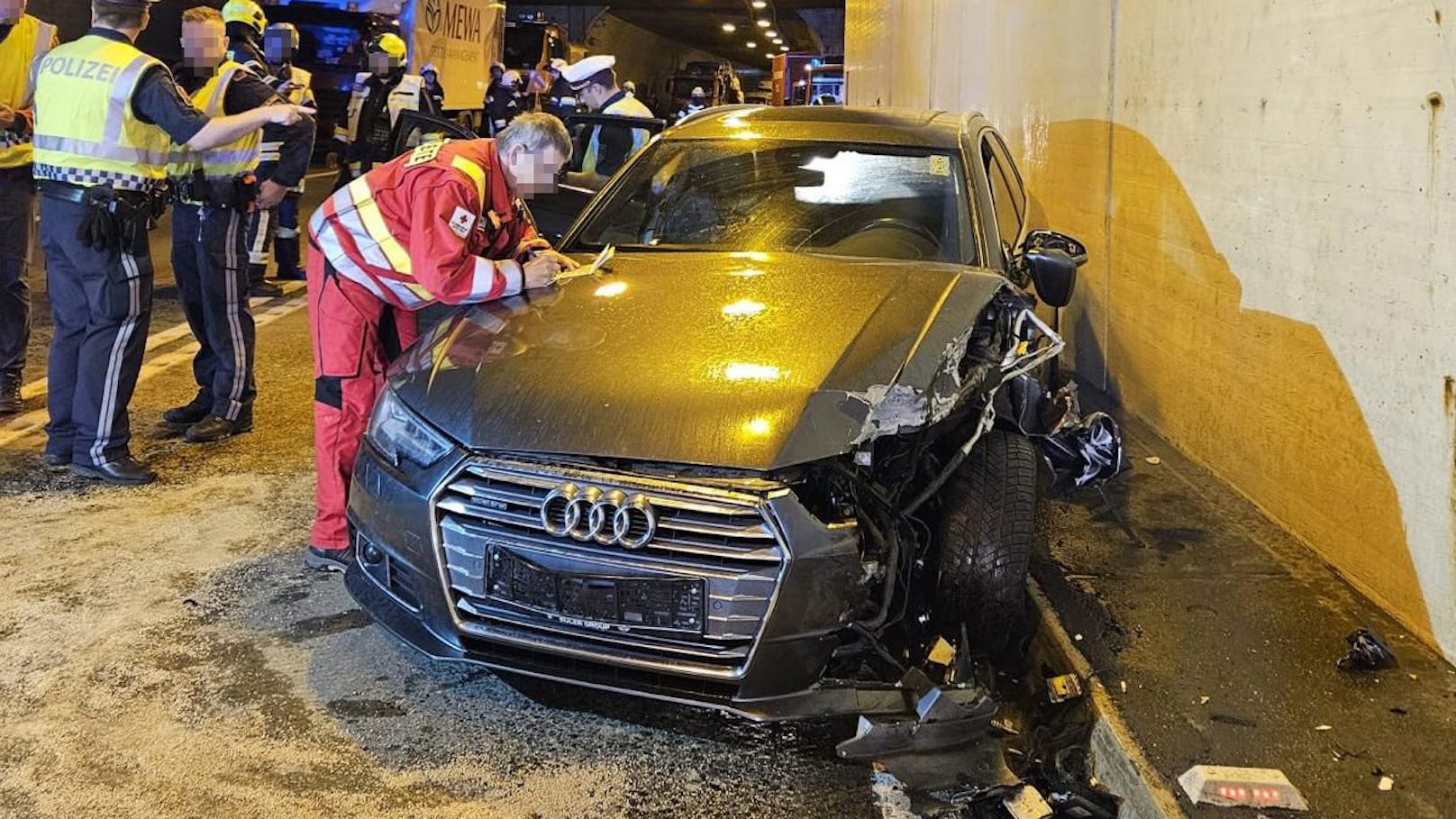 Bei dem Unfall zog sich der 38-jährige Lenker Verletzungen unbestimmten Grades zu.