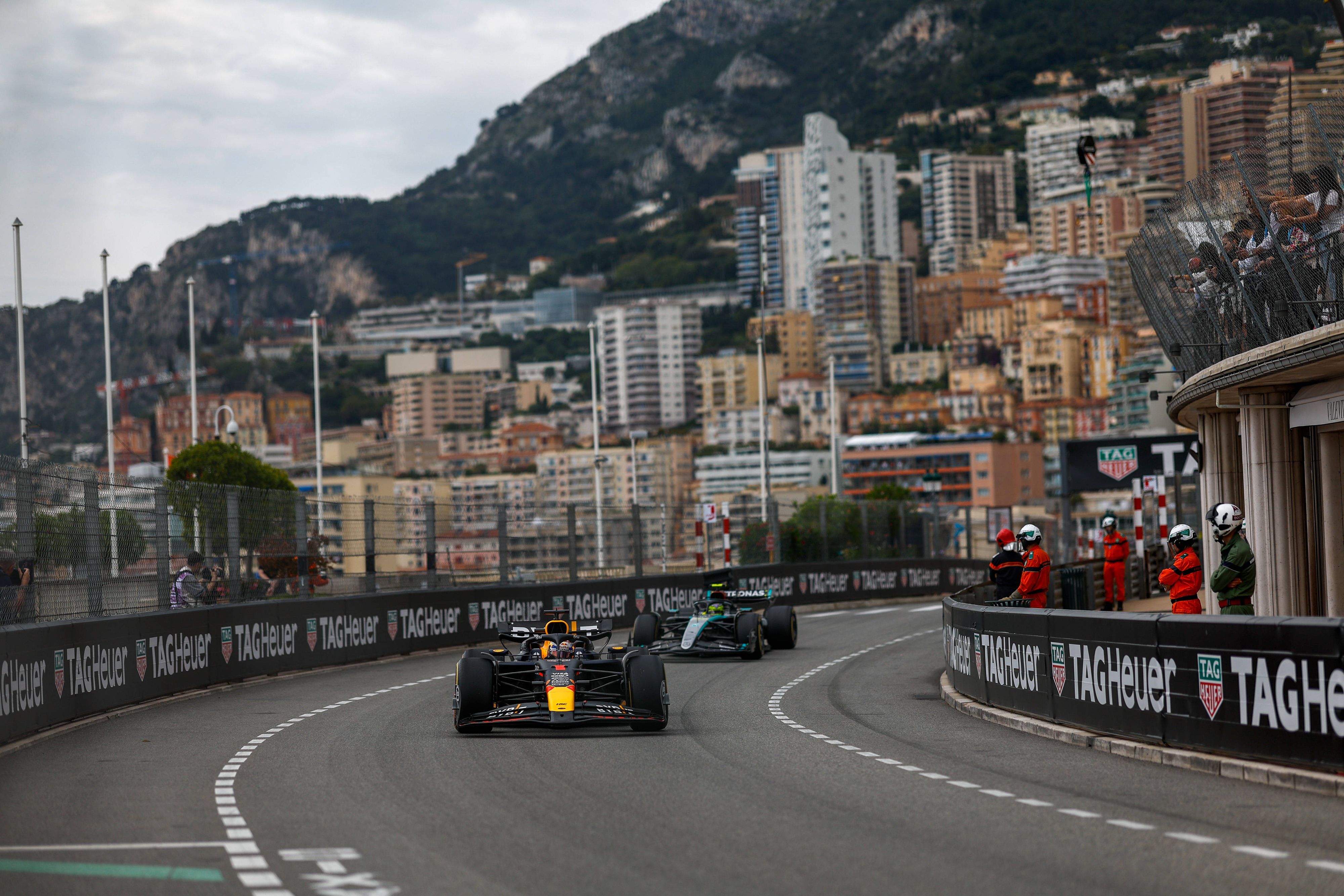 Red-Bull-Star Max Verstappen in den Straßenschluchten von Monaco. 