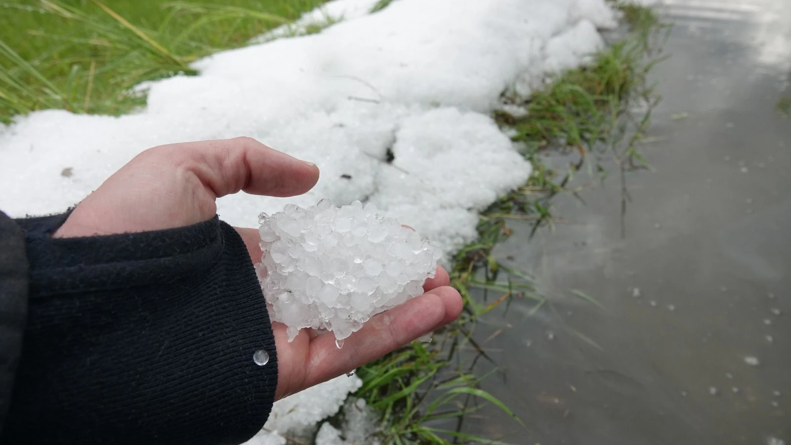Das schwere Unwetter über dem Raum Neunkirchen hinterließ meterlange Hagelteppiche.