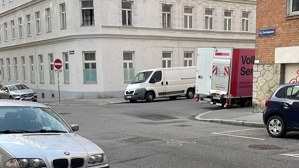 In der Fockygasse sah der Wiener erneut einen Mann, der um Geld bat. Seine Bankomatkarte soll nicht funktioniert haben.