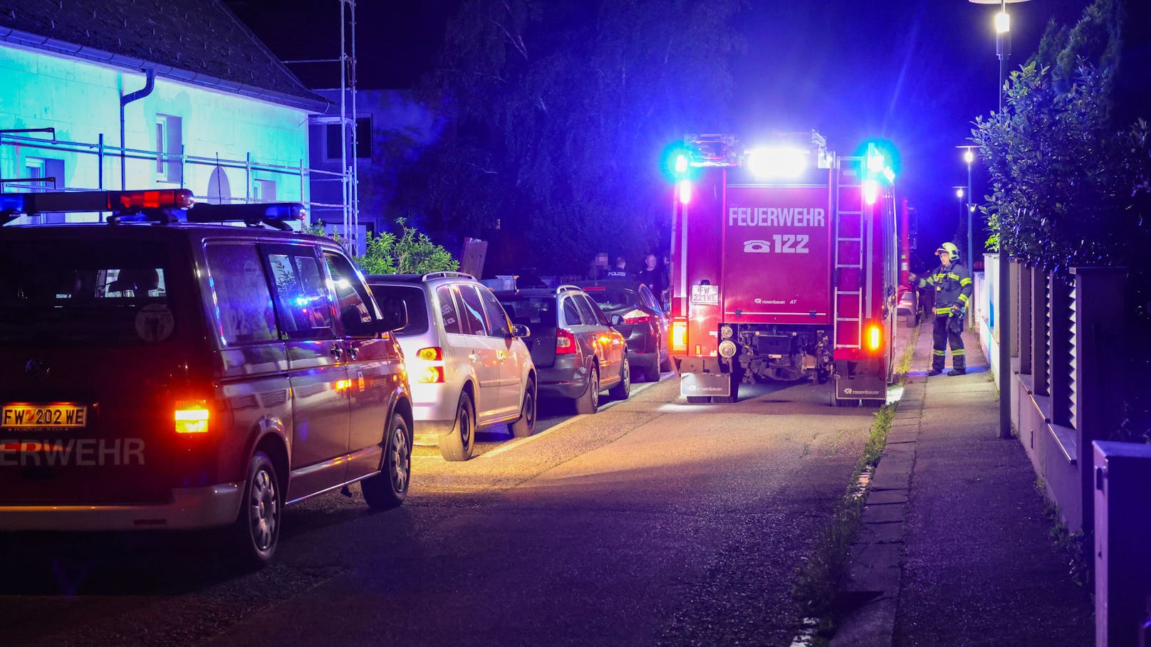 Eine optische Täuschung hat am späten Donnerstagabend für einen größeren Einsatz von Feuerwehr, Rettung und Polizei in Wels-Neustadt gesorgt.