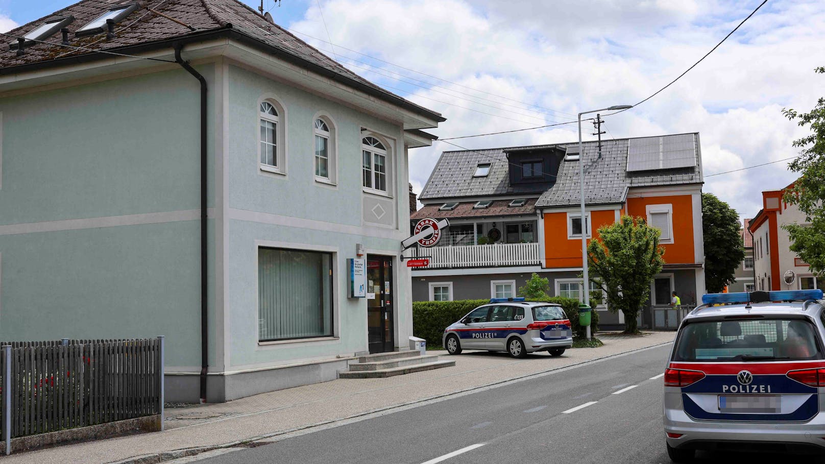 Ein Mann überfiel Freitagvormittag diese Trafik in der Mühlheimer Straße in Altheim (Bez. Braunau).