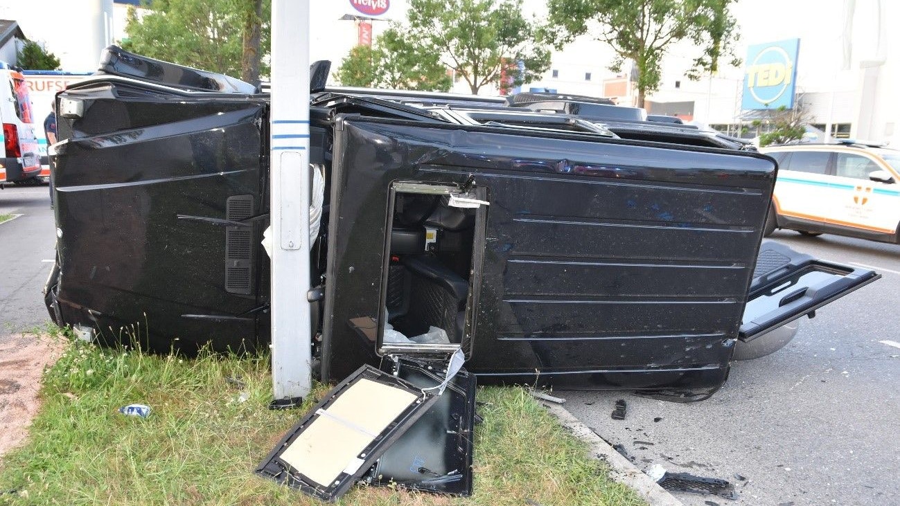 Kollision mit G-Klasse – X Personen in Lebensgefahr