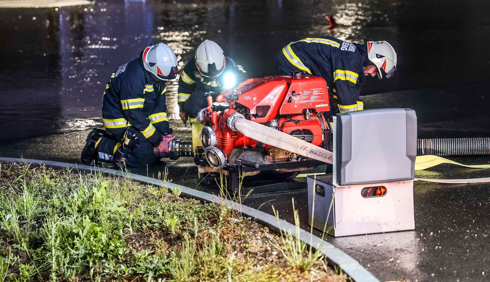 Kräftige Regenschauer haben Donnerstagabend und in der Nacht auf Freitag für gleich mehrere Einsätze in Oberösterreich gesorgt.